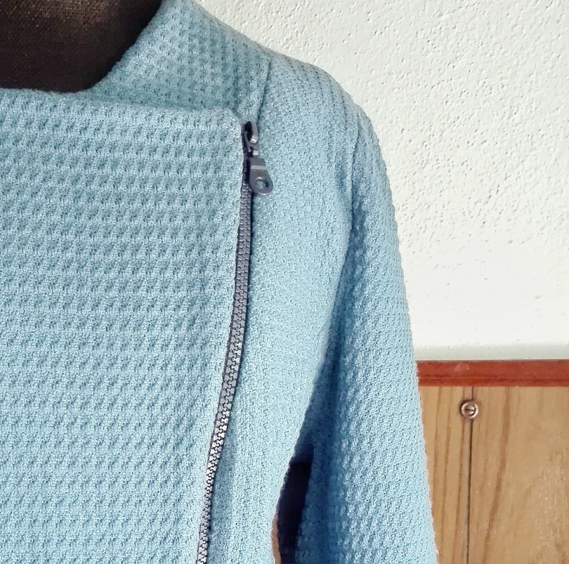 Abito blu con una ceneriera incorporata.