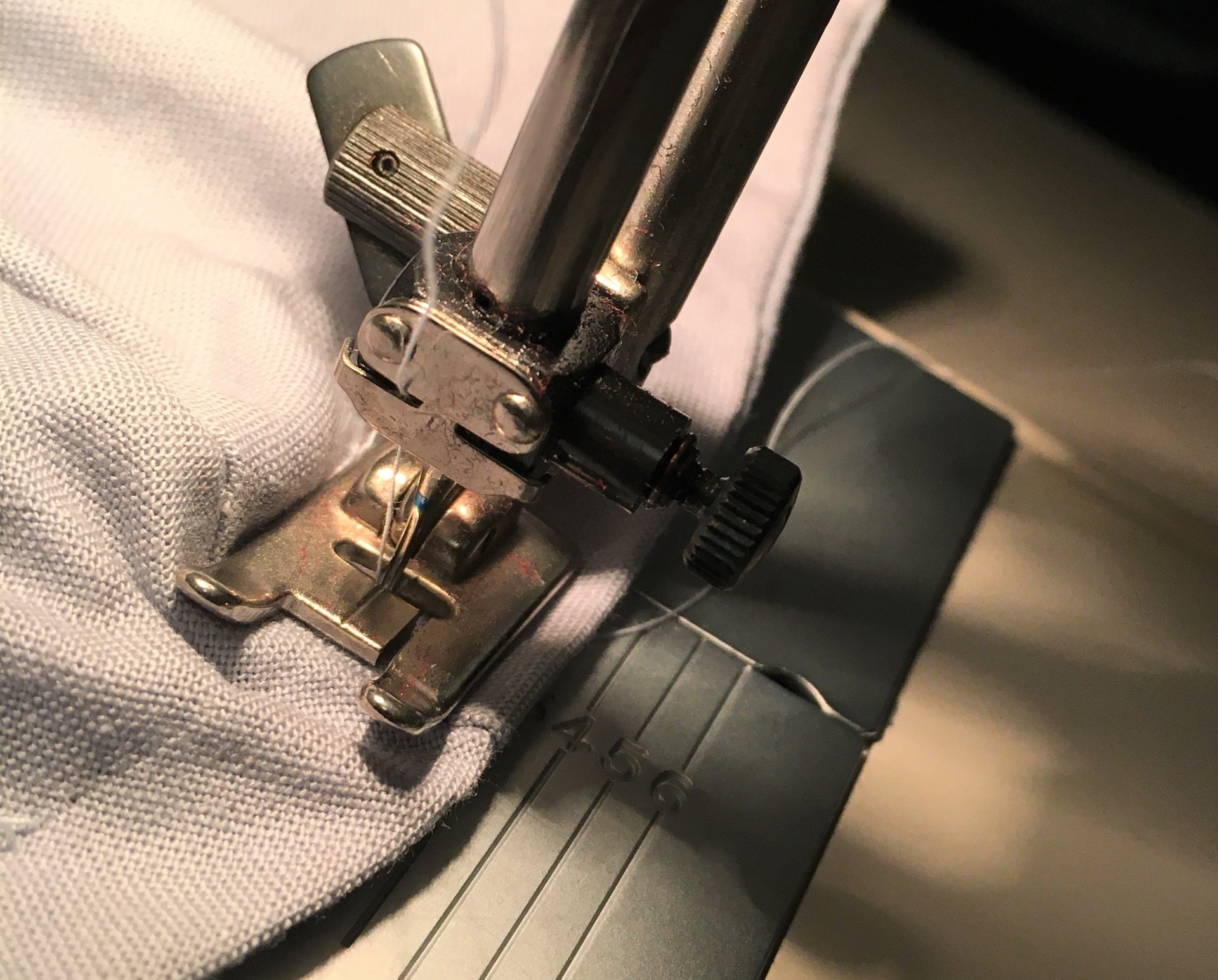 Una macchina da cucito.