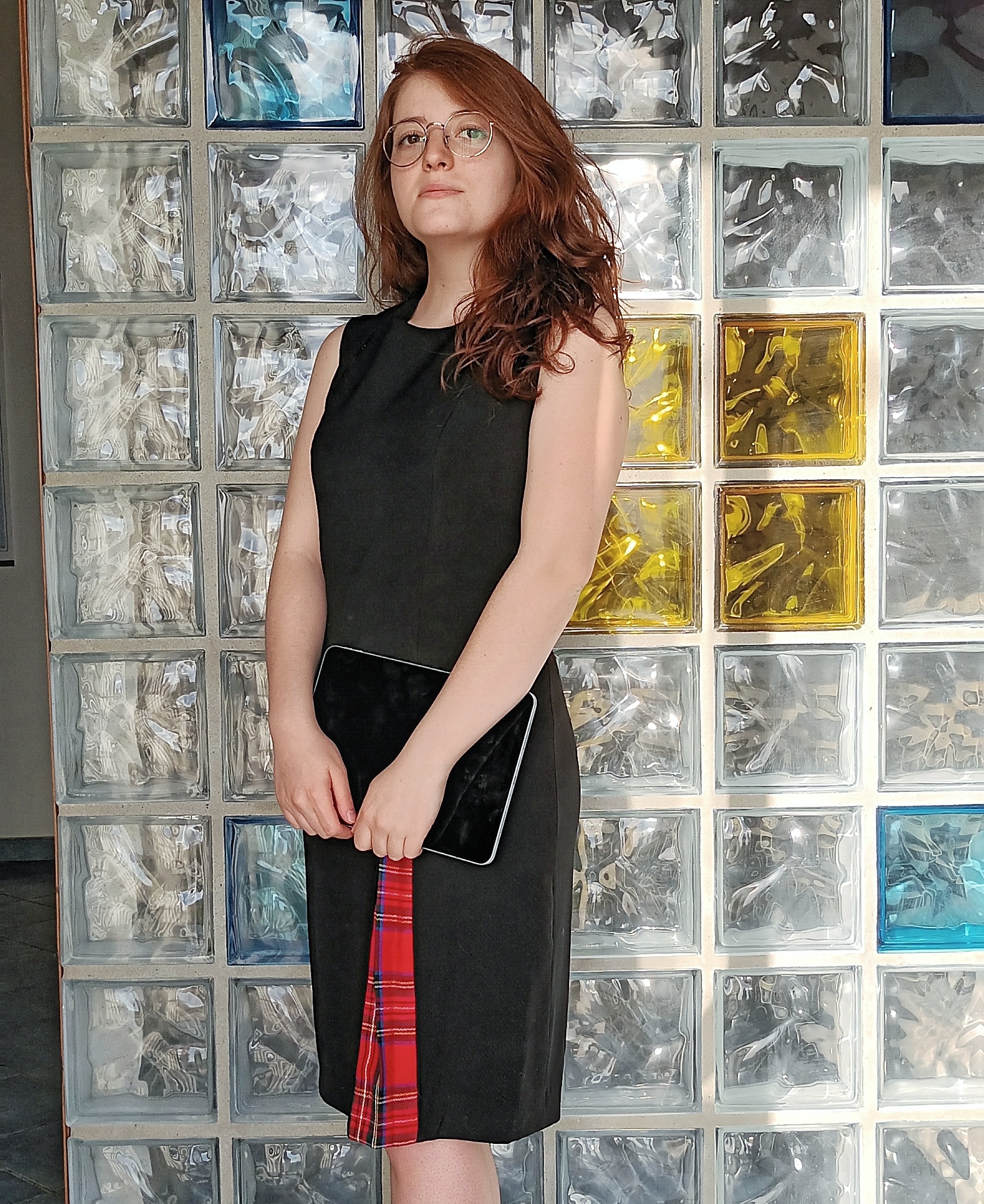 Ragazza con un'abito nero addosso.