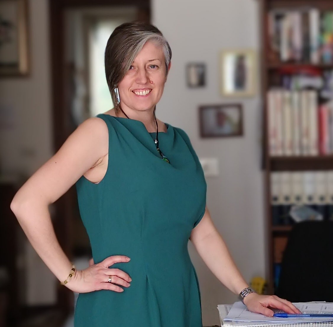 Maurizia che indossa un'abito verde acqua.